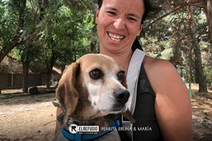 Perrita Bruna y María